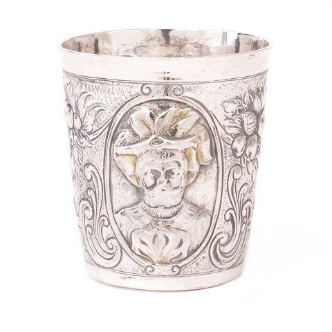 Drevet sølvbæger af Hans Christian Winther, 
København, 1786-1830 med portræt i relief. H: 
7,5cm