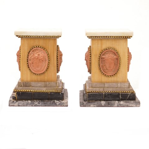 Ein Paar kleine podeste aus Holz und Marmor. 
Südeuropa um 1850. H: 14,5cm. Fuss: 11,5x11,5cm