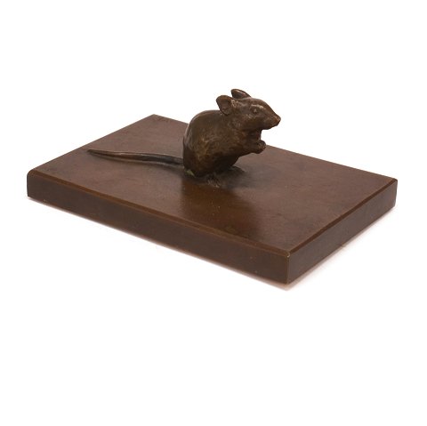 Vilhelm Bissen, 1836-1913, bronze figurine in the 
shape of a mouse. Signed. H: 6,5cm. Base: 
10x14,5cm