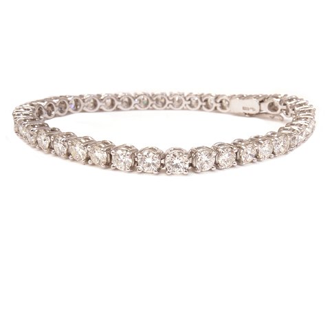 Tennisarmbånd i 18kt hvidguld prydet med 38 
brillantslebne diamanter på hver ca. 0,25ct i alt 
ca. 9,5ct. L: 18,5cm