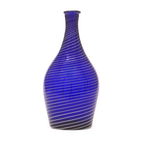 Karaffel fra Gjøvigs Glasværk. Blå karaffel med 
hvide spiraler fra Gjøvigs Glasværk, Norge, ca. år 
1810-20. H: 24cm