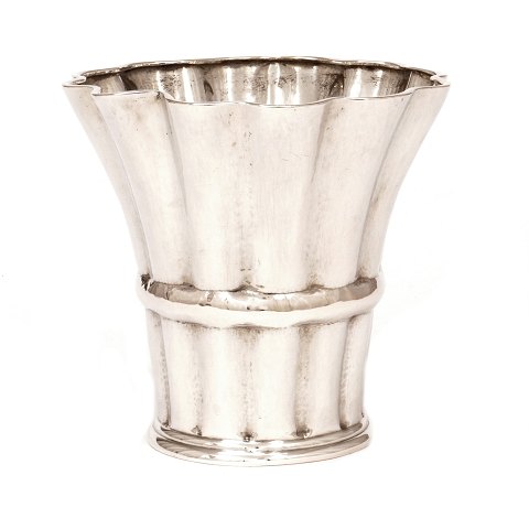 Mogens Ballins Eftf. sølvvase. Mogens Ballin, 
1871-1914, Eftf. stor vase i sølv. H: 15cm. D: 
16,5cm. V: 453gr