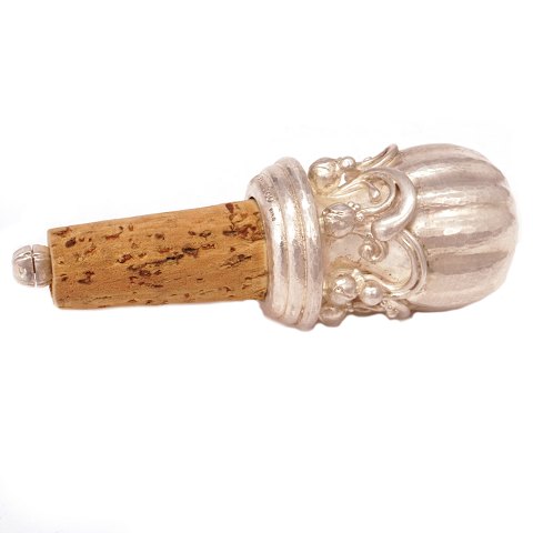 Georg Jensen vinprop designet år 1918 og udført i sterlingsølv #100. L: 9,8cm