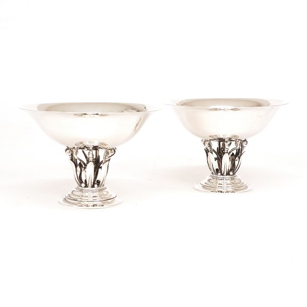 Johan Rohde für Georg Jensen: Ein Paar Aufsätze, Silber. Gestempelt und datiert 
1919. #242. H: 12,6cm. D: 18,2cm. G: 876gr (Beide)