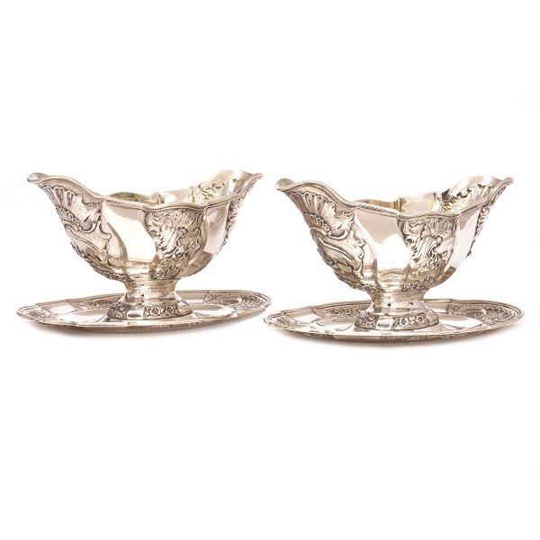 Ein Paar schwere Sauciere aus Silber von A. Michelsen Kopenhagen datiert 1898 & 
1901. H: 13cm. L: 22cm. G: 1.244gr (2 stk)
