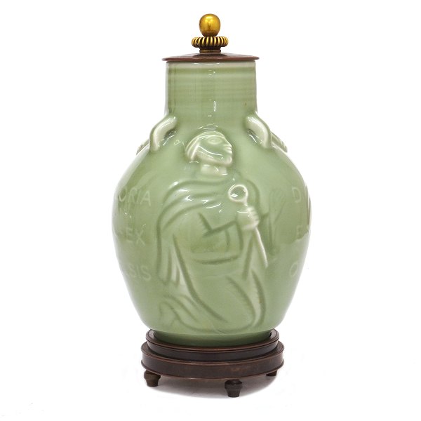 Jais Nielsen Deckelvase mit Standring und Deckel aus Bronze von Knud Andersen. 
Celadon Glasur. Hergestellt von Royal Copenhagen. H: 25,5cm