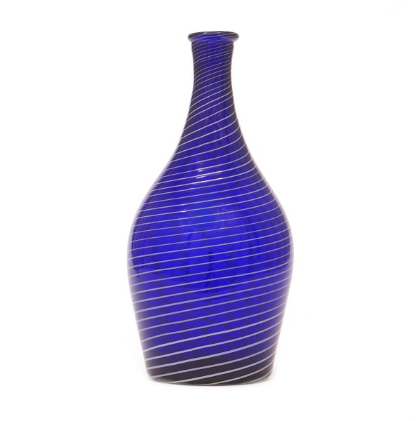 Karaffel fra Gjøvigs Glasværk. Blå karaffel med hvide spiraler fra Gjøvigs 
Glasværk, Norge, ca. år 1810-20. H: 24cm
