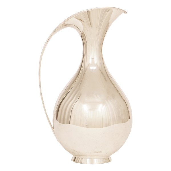 Kay Fisker Stor Næbkande i sterlingsølv på 1,5L. Udført hos A. Michelsen. 
Stemplet Kay Fisker med årstalskode U9 svarende til produktionsåret 1971. H: 
26,5cm. V: 791gr
