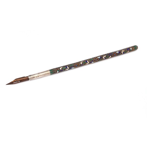 Russisk fyldepen i sølv prydet med cloisonné arbejde. Rusland ca. år 1880-1900. 
L: 18,5cm